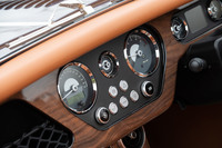 速度計とエンジン回転計は、ダッシュボード中央にレイアウト。同じパネルの下方には、空調のコントローラーやイグニッションスイッチが配置される。