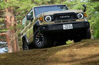 「ランクル」の、クロスカントリー車の始原の姿を今日に受け継ぐ「ランドクルーザー“70”」。“250”と同じ現行ランクル3兄弟の一台だが……このクルマと“250”とで悩む人は、まずいないでしょう（笑）。（写真：向後一宏）