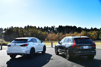 「ボルボXC60 T5 AWDインスクリプション」（写真右）と「レクサスRX200t“バージョンL”」（同左）。