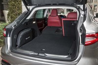 左側後席を前方に倒した状態。背もたれ部分のフロアには若干の傾斜が残る。