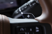 シフトパドルは先端が透明になっているのが特徴。「ダイナミック」モード等に切り替えると赤く輝く。