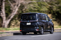 新型「ヴォクシー」は、先行車や前方のカーブに対して減速操作をサポートしてくれるプロアクティブドライビングアシストを標準装備している。