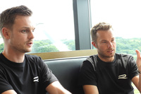 インタビューにて、他社製品との比較を語るロイヒター氏（写真向かって右）とティーレバイン氏（同左）。直接のライバル車種はもちろん、ルノーやホンダのホットハッチもテストしたようだが……。