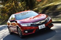 ワインディングロードを行く「シビックセダン」。「ハッチバック」と比べると静かな走りが印象的だった。