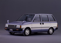 1982年「日産プレーリー」。2代目「オースター／スタンザ」用のFFプラットフォームに、リアドアがスライド式の5ドアボディーを架装していた。