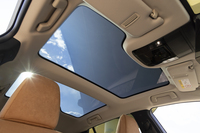 これはパノラマルーフの調光機能をオンにしたところ。デジタルルームミラーへの映り込みを抑えたことで両アイテムの同時装着が可能になった。