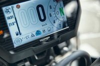 「タイガー800XCX／XCA」のライディングモード切り替え機構には「OFF-ROAD PRO」というモードが備わっており、スロットルマップとサスペンションの設定をオフロード向けに切り替えられるほか、ABSとトラクションコントロールを停止させることができる。