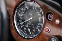 運転席側にあるエンジン回転計のフルスケールは5000rpm。ダッシュボードには英国産のクルミ材が用いられる。