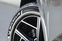 18インチサイズ以上の製品には、サイドウォールデザインに上質な黒とベルベットを思わせる高級のある「プレミアムタッチ」を採用している。