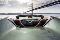 オープントップであるがゆえに、12気筒エンジンのサウンドがクーペ以上に楽しめるといわれる「スパイダー」。一方で、「ルーフを開放し200km/h超の速度で走行しても会話ができる」とアピールされている。