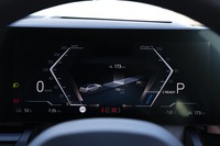 液晶式メーター内の先進運転支援システムの作動状況。バンパーのデザインがきちんと「エクスクルーシブMスポーツ」になっている。