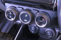 メーターやエアコンルーバー、エアコンスイッチなど、インテリアの各部に丸をモチーフにしたデザインが取り入れられている。