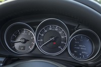 気筒休止機構の採用という大規模な改良を受けていながら、エンジン回転計のレッドゾーン（6400rpm）は変更されていない。