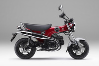 原付二種の新型レジャーバイクとして登場した「ダックス125」。最高出力9.4PSの空冷単気筒4ストロークOHC 123ccエンジンと、自動遠心クラッチ採用の4段トランスミッションを搭載。