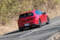 サスペンションはフロントがストラット式でリアが4リンク式。電子制御式連続可変ダンパー「DCC」は19インチのタイヤ＆ホイールとセットのオプションとなる。