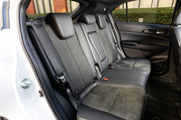 リアシートは、6：4の2分割可倒機構とリクライニング機構付きで、ガソリン車の「M」を除き、センターアームレストが標準装備となる。従来のモデルにはあったスライド調整機構は廃止された。