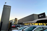 カーヴィレッジはBYDをはじめ、中国系6ブランドを扱う。以前から扱っていた旧FCA系のモデルやプジョー、マセラティも併売している。