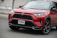 フロントまわりでは、グリルやバンパー下部のリム、LEDヘッドランプなどが「RAV4 PHV」専用の装備やデザインとなる。