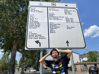 卓越した動体視力があったとしても、走行中には判読不能な案内標識。