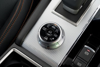 ダイヤル式のドライブモードセレクター。さまざまな使い方が想定されるSUVだけに、「NORMAL」「ECO」「POWER」「TARMAC」「GRAVEL」「SNOW」「MUD」と、実に7種類もの走行モードが用意される。