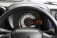 目盛りの細かさやシルバー装飾の有無など、メーターの意匠はマイルドハイブリッドシステム搭載車と非搭載車でデザインが若干異なる。インフォメーションディスプレイの機能はほぼ共通で、「A」「L」ではエコスコアが表示されない程度だ。