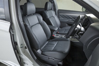 フロントシートについては、サイドサポートの形状を変更したほか、肩の部分のみ異なる硬さのクッション材を採用するなどして、サポート性向上を図っている。