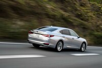 リアのサスペンションメンバーブレースを1枚から2枚へと変更。剛性強化によって乗り心地とドライビングフィールを向上させている。