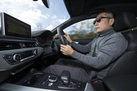 ステアリングを握る筆者。