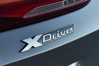 「xDrive」の車名の通り、駆動方式は4WD。「Mアクティブ・ディファレンシャル」も装着され、コーナリング時の俊敏性と安定性が高められている。