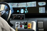 モニターにはカメラ映像の解析によって得られた周囲360°の状況が表示される。