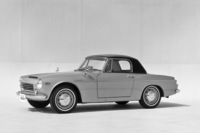 オプションのハードトップを装着した1965年「ダットサン・フェアレディ1600」（SP311）。フロントグリルがSP310の格子状から横バー3本となり、ホイール／タイヤは13インチから14インチに変更。それにしたがってフロントのホイールアーチが広げられ、張り出しも大きくなった。