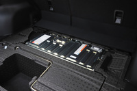 荷室床下にバッテリーが搭載される都合で、床下のカーゴフロアマルチボックスの形状は、2.5リッターガソリン車とは大きく異なっている。