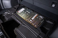 駆動用バッテリーは、従来型のニッケル水素からリチウムイオンに変更。荷室床面の、後輪車軸真上に搭載している。バッテリー搭載位置と形状の工夫で、荷室床面はフラットな形状になっている。