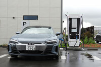 アウディ旭川にて、プレミアムチャージングアライアンス（PCA）の急速充電器で充電を受ける「アウディe-tron GT」。