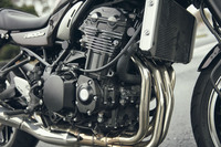 エンジンは948ccの直列4気筒。アルミダイキャスト製のカバー類を用いるなど、質感の演出にもこだわりが見られる。