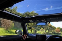 「スカイフィールトップ」と呼ばれるガラスルーフは、前席頭上をカバーするよう配置されているのが特徴。シェードも備わる。