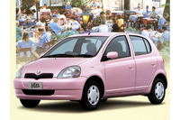 1999年に登場したBセグメントコンパクト「トヨタ・ヴィッツ」。日本におけるベーシックカーのメインストリームは、「カローラ」よりコンパクトなクラスへ、さらには軽自動車へと移行していった。