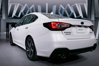 新型「レガシィ」のリアビュー。
	明照寺：「ボディーサイドのキャラクターラインにも注目してください。従来型にはあった、ラインの下の凹みがなくなっているでしょう」
	永福：「ホントだ」