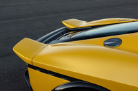 車体のリアエンドには、個性的なツインテールデザインの可動式スポイラーが備わる。これは、「アセットフィオラノ」仕様車では固定式リアウイングとなる。