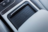 「Qi規格」に対応したスマートフォンであれば、この上に置くことでケーブルをつながずに充電することができる。