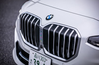 八角形をイメージしたという大型のキドニーグリルは、電動車「iX」の流れをくむBMWの最新モチーフ。グリル内において実際に開口しているのは全体の3分の1くらいで、上下はふさがっている。