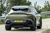 空力性能についても、専用のエアロデバイスが追加されたサイドシルやリアバンパー、ルーフスポイラーなどで強化。4本出しのマフラーも、ベースモデルとの違いとなっている。