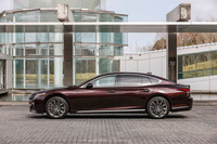 先代では標準ボディーとロングボディーの2タイプがあったが、新型はロングボディー相当のサイズに一本化。
	 