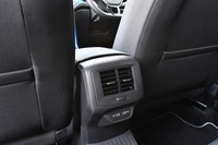 センターコンソールの後端には、後席用のエアコン吹き出し口とUSBコネクター（Type-C）がレイアウトされている。