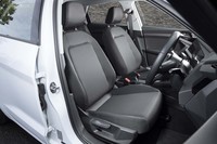 シート表皮には飾り気のまったくない「デルタクロス」と呼ばれる布地が使われている。しかしながらきちんとしたサイドサポートが備わるところがさすがアウディだ。