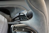ドライブモードは「レンジ」「ツアー」「スポーツ」「トラック」にカスタマイズモードの「インディビジュアル」を加えた5種類で、ステアリングパドルでも切り替えが可能だ。