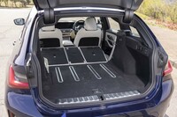 後席の背もたれをすべて倒したときの荷室容量は1500リッター。