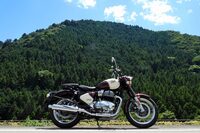 帰りに通った上野原丹波山線こと県道18号線にて。ありがとう「クラシック650」。またどこか、一緒にお散歩に行きましょう。