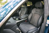 試乗車「デビューパッケージSライン」のスポーツシートは、アルカンターラとレザーのコンビ仕立て。