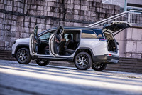 「コマンダー」のボディーサイズは全長×全幅×全高＝4770×1860×1730mm、ホイールベースは2780mm。最大で80度まで開く大開口リアドアにより、3列目シートへの乗降性も配慮されている。